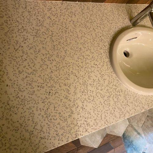 Столешница в ванную из искусственного камня Staron QD212 Mosaic Dalmatian