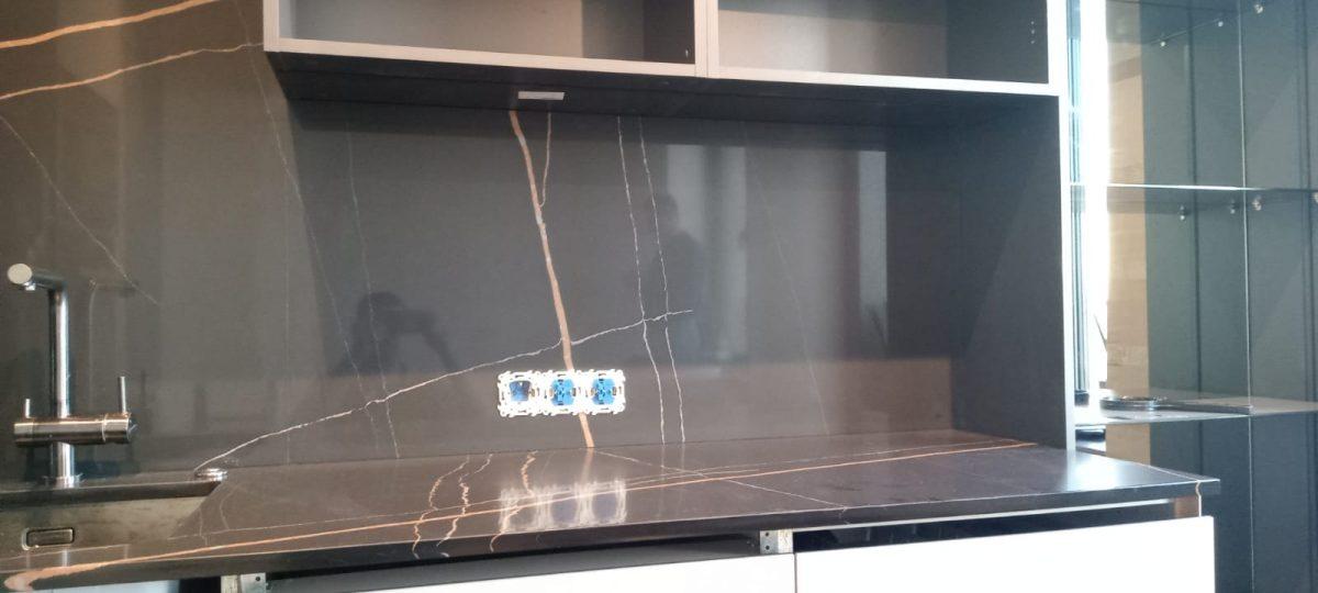 Угловая столешница для кухни и стеновая панель из кварцевого агломерата Quartz 7700 Калакатта Марсель