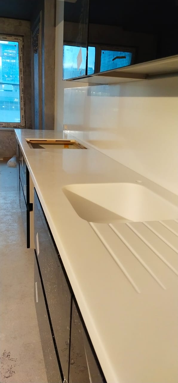 Столешница для кухни, стеновая панель и столешница для ванной из камня Staron SD001 Dazzing White - фото 1