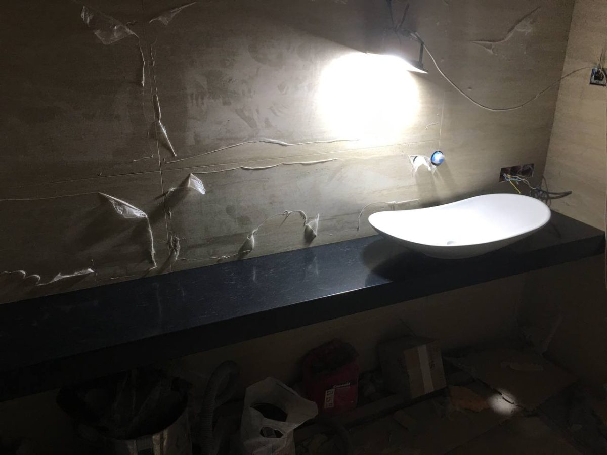 Черная столешница в ванную комнату из искусственного камня Hanex CC-006 Cascade Black - фото 1